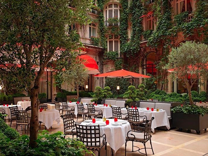 the colorful courtyard at Hôtel Plaza Athénée